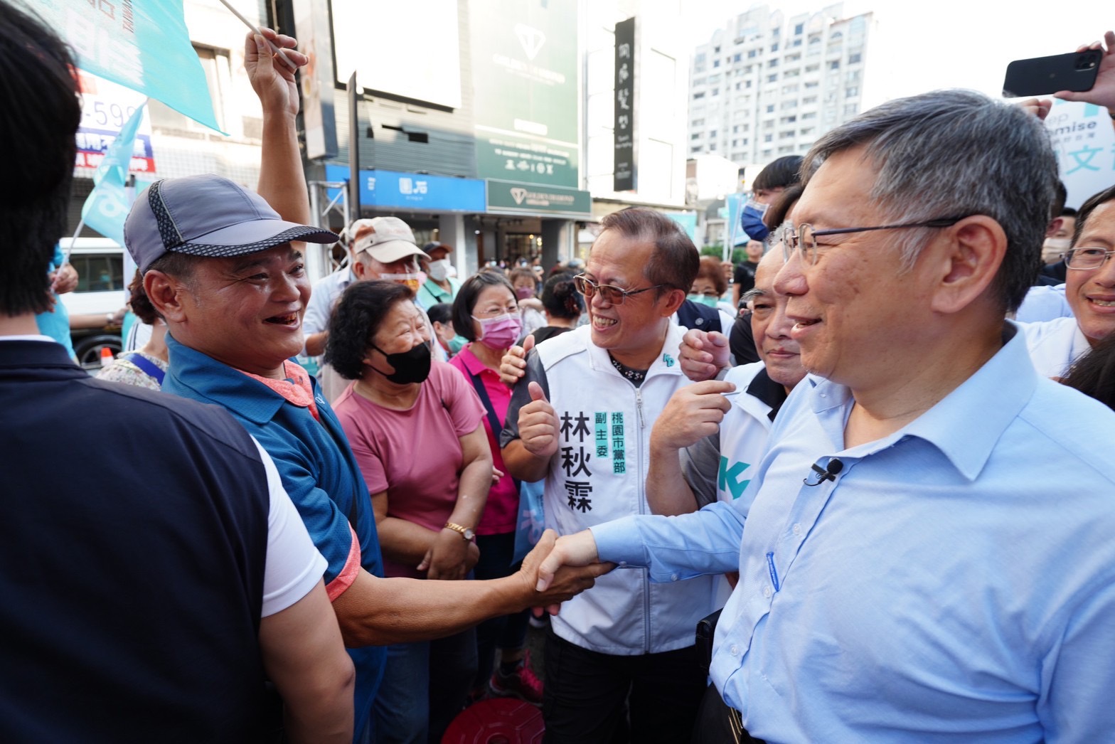 民眾黨總統參選人柯文哲近期安排許多地方掃街行程，團隊希望能將他的線上人氣轉到線下。(民眾黨提供)