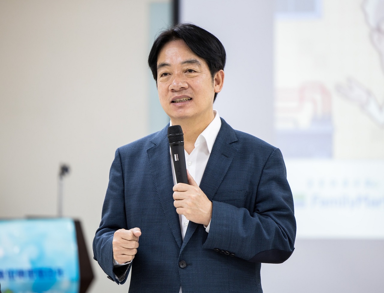 民進黨總統候選人賴清德表示，他的老家是在都市計畫法通過之前就已存在的合法房子，與占國有地所興建的豪宅不同，只要政府有開立的稅單，都有如期繳納，不解新北市政府為何查不到。(圖：賴清德臉書)