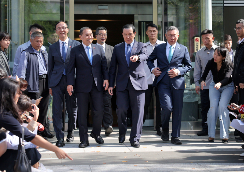 藍白是否整合進入最後關鍵時刻，國民黨主席朱立倫（左3）、國民黨總統參選人侯友宜（左4）、民眾黨總統參選人柯文哲（前右）15日在前總統馬英九（前右2）的見證下再次協商，並達成共識。 (圖：中央社)