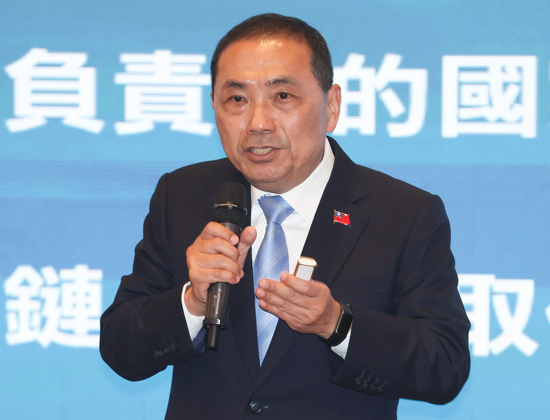 國民黨總統參選人侯友宜質疑賴清德的兩岸政策看起來只有喝珍珠奶茶，且會引戰。(圖：中央社)