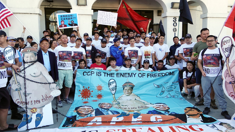 洛杉磯海外中國人組成的人權團體14日集結200人出發前往舊金山，抗議中國國家主席習近平訪美，群眾身上穿著End CCP標語T恤，海報寫著「中國共產黨是自由的敵人」。 (圖：中央社)