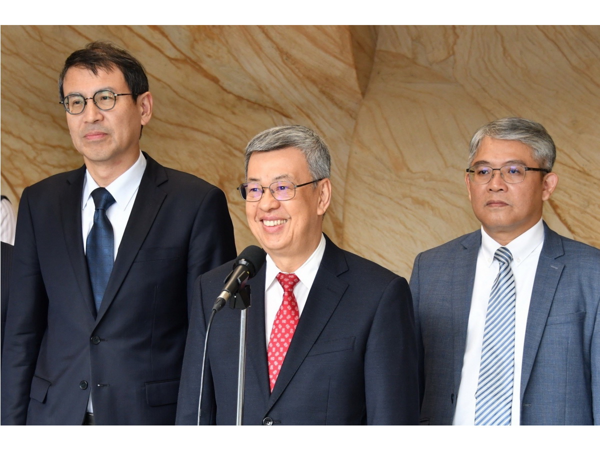 行政院長陳建仁(中) 27日表示，行政院身心障礙權益推動小組下次開會將討論不同類型身障的不同類型照顧。(行政院提供)