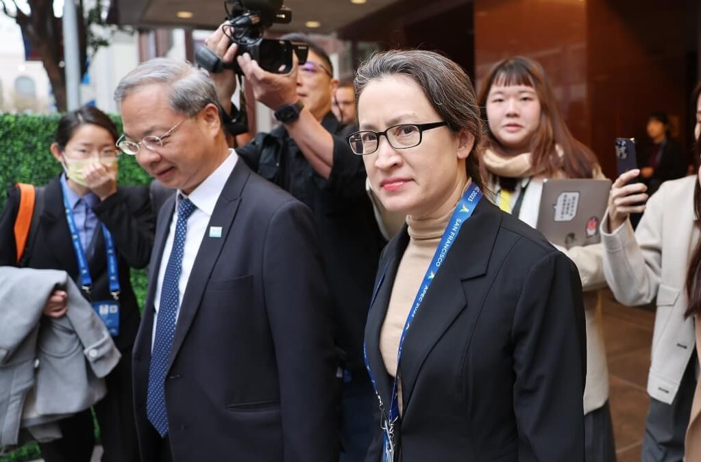 駐美代表蕭美琴（前右）當地時間14日上午和國發會主委龔明鑫（前左）等人突然現身APEC台灣媒體團下榻飯店，面對媒體提問皆微笑不語。 (圖:中央社)