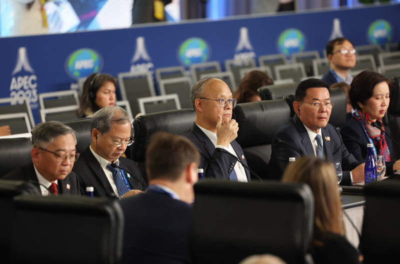 APEC部長級全體會議在舊金山時間15日上午舉行，行政院政務委員鄧振中（前中）及國發會主委龔明鑫（前左2）代表出席。 (圖：中央社)