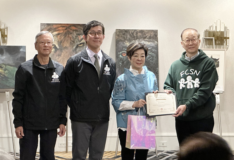 APEC台灣領袖代表張忠謀夫人張淑芬（右2）15日出席「華人特殊兒童之友會（FCSN）」慈善活動，她大讚孩子畫畫天賦，也在會中代表台灣政府捐贈1萬美元。 (圖：中央社)