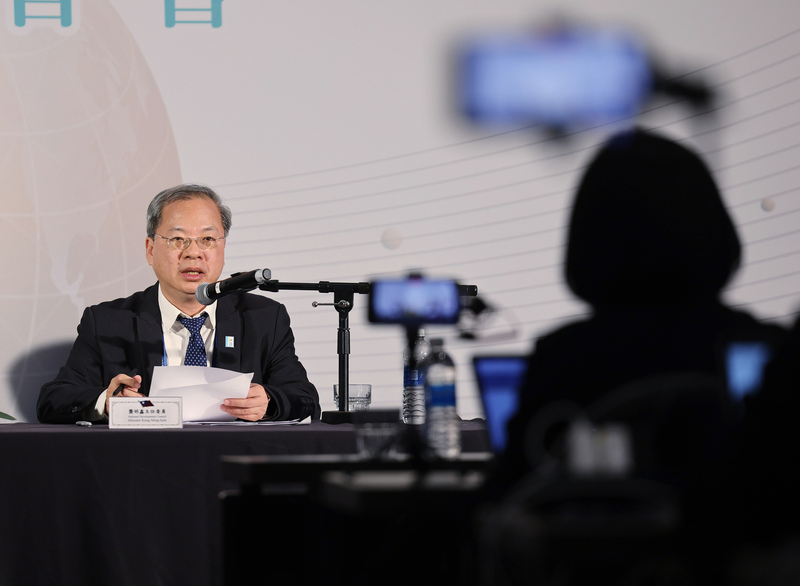 亞太經濟合作會議（APEC）正在美國舊金山舉行，雙部長年會在當地時間15日下午圓滿落幕，代表出席的國發會主委龔明鑫（左）傍晚在雙部長記者會說明成果。 (圖：中央社)