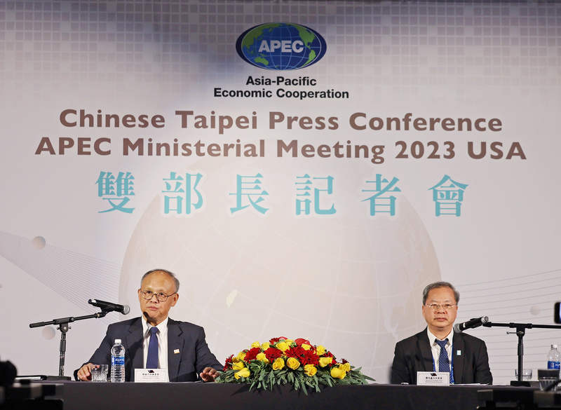 亞太經濟合作會議（APEC）正在美國舊金山舉行，雙部長年會在當地時間15日下午圓滿落幕，行政院政務委員鄧振中（左）與國發會主委龔明鑫（右）傍晚舉行雙部長記者會說明成果。 (圖：中央社)