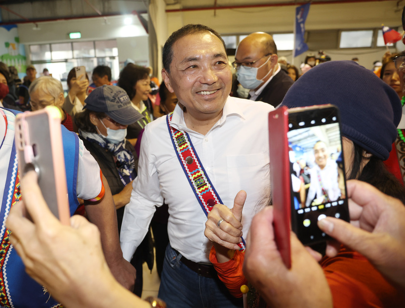 國民黨總統參選人侯友宜（前中）16日在汐止厚德山光市民活動中心舉辦原住民政策發表會。(圖：中央社)