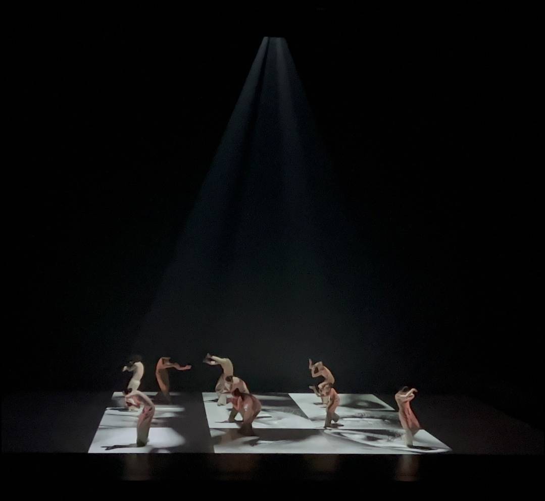 翃舞製作新舞作《擁抱》找來金獎視覺影像設計高手凌傑森助陣，讓當代舞、影像與燈光創造全新感官火花。(江昭倫 攝)