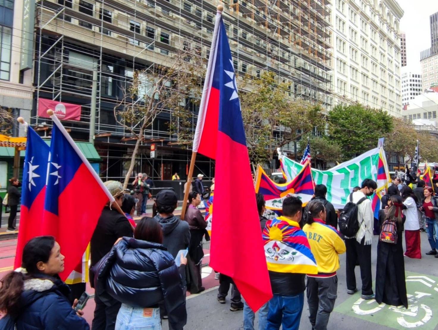 不滿習近平威權統治，抗議團體上街在APEC會場周圍陳抗，隊伍中還出現多面中華民國國旗。(APEC台灣媒體團提供)