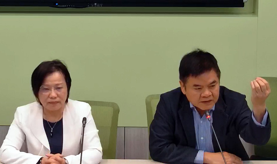 民進黨立法院黨團17日舉行記者會，書記長莊瑞雄(右)表示，藍白合最後還是要接受民眾的檢驗。左為黨團幹事長劉世芳。(翻攝自民進黨立法院黨團臉書直播)