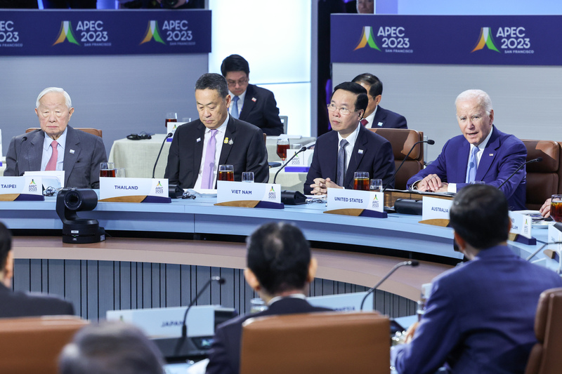 APEC領袖峰會在美國舊金山登場，當地時間16日中午舉行經濟領袖與貴賓非正式對話，由美國總統拜登（Joe Biden）（右）主持，台灣APEC領袖代表張忠謀（左）出席與會。 (圖：中央社)