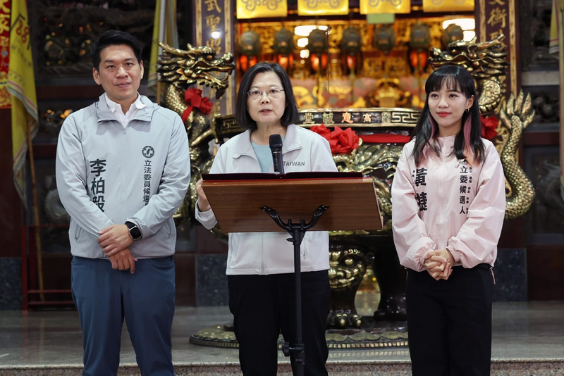 蔡英文總統(中)17日上午陪同民進黨高雄市立委參選人黃捷(右)、李柏毅(左)到高雄意誠堂關帝廟參拜，並替2人加油打氣，盼選民多給予支持。(黃捷競選總部提供/圖：中央社)