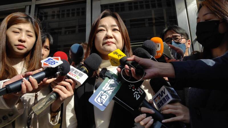 國民黨籍立委馬文君（中）涉犯刑法外患章節的洩密罪，17日以被告身分出庭並受訪。 (圖：中央社)