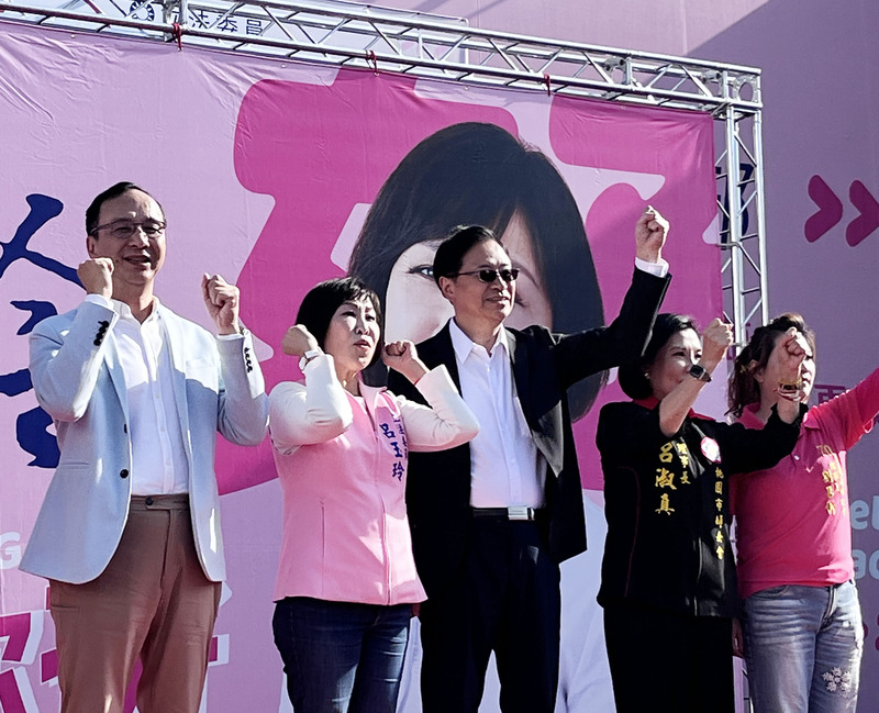 國民黨主席朱立倫（左1）17日表示，協商當天的大家都是以大局為重，放下小我、追求大我，為了台灣的民主改革，一定要藍白合作。(圖：中央社)