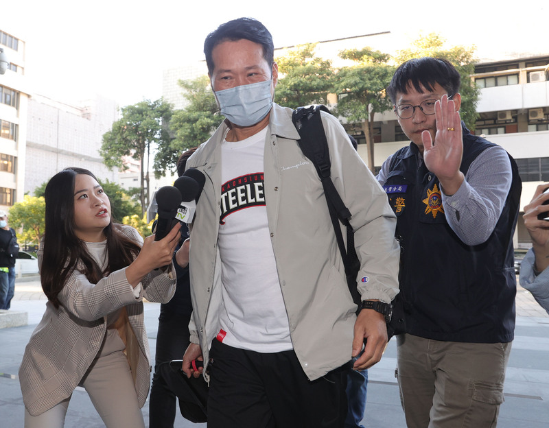 士林地檢署持續擴大偵辦前SBL裕隆納智捷隊球員吳季穎涉嫌簽賭案，17日約談12名犯罪嫌疑人、4名證人共16人，其中前裕隆教練邱大宗(中)下午以證人身分現身士檢。(圖:中央社)