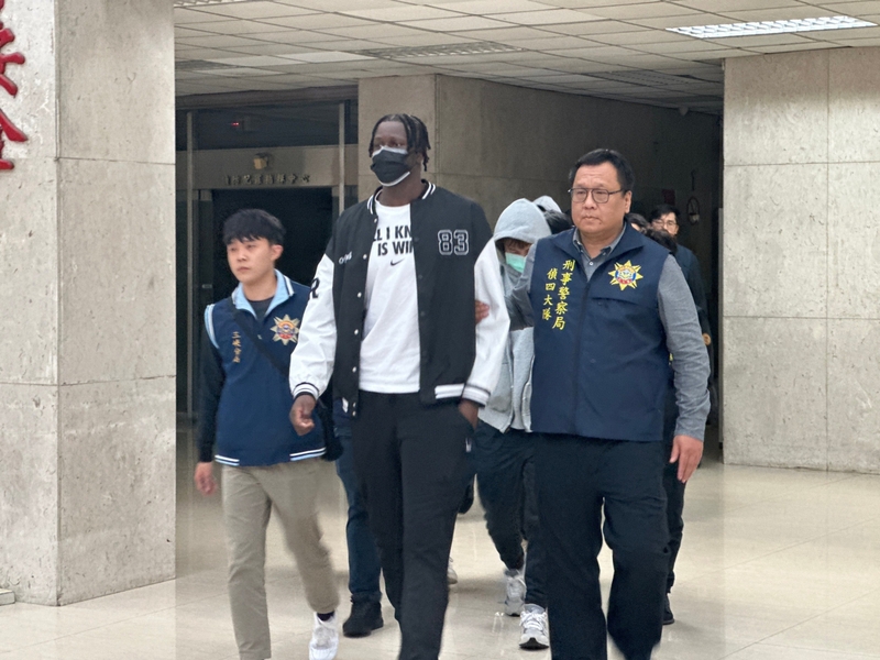 士林地檢署擴大偵辦前SBL裕隆納智捷球員吳季穎涉簽賭案，17日警方晚間訊後將包含現任球員在內的7人移送檢方偵辦。(圖：中央社)