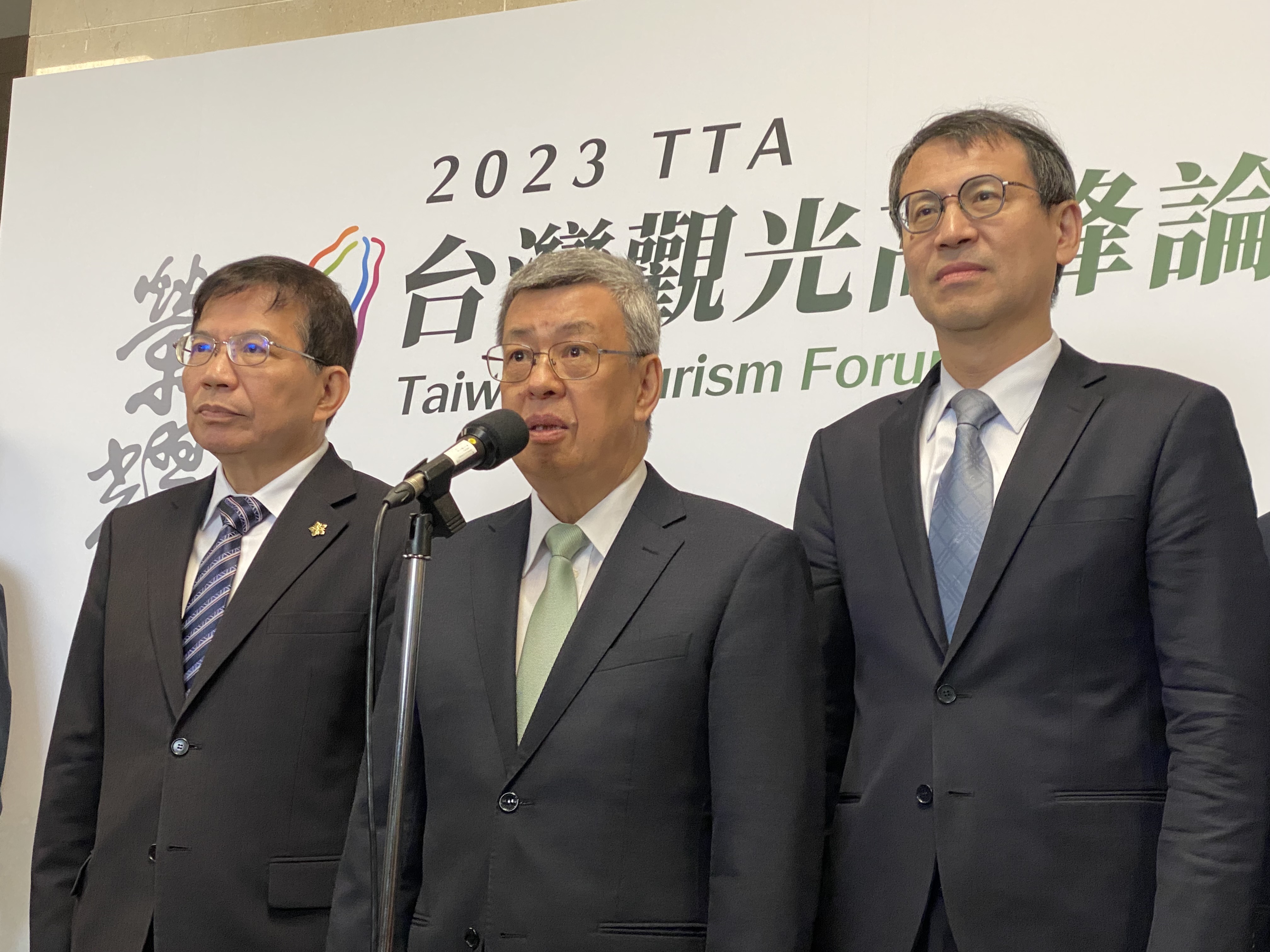 行政院長陳建仁(中)17日在政院發言人林子倫(右)及交通部長王國材陪同下，出席「2023觀光高峰論壇」時接受媒體聯訪。(吳琍君攝)