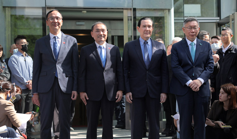 藍白合日前達成6項共識，將採民調記點制選出正副總統組合，圖為15日發表聲明。左起為國民黨主席朱立倫、國民黨總統參選人侯友宜、前總統馬英九及民眾黨總統參選人柯文哲。(圖：中央社)