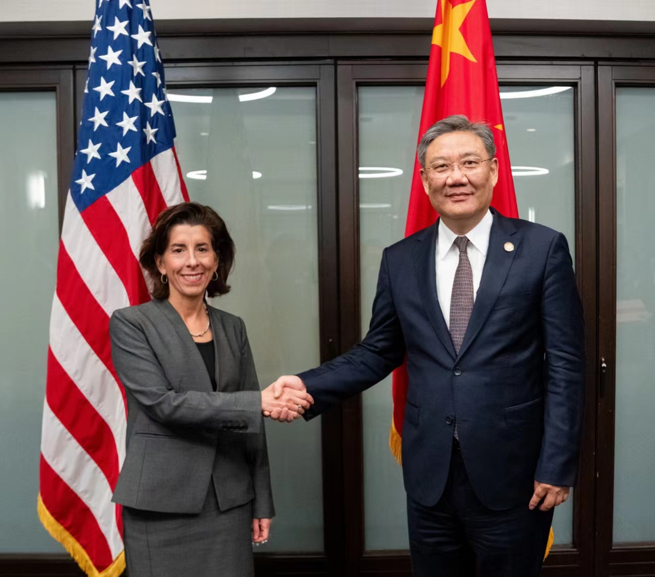 中國商務部長王文濤(右)16日與美國商務部長雷蒙多(Gina Raimondo，左)會談。(圖：中國商務部)