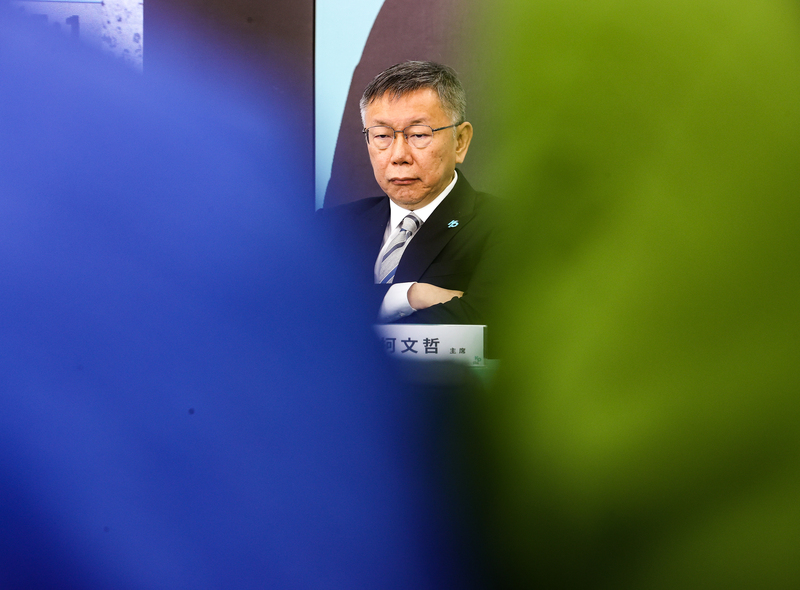 藍白合以民調決定正副總統人選，18日因雙方對誤差範圍認定無法達成共識而卡關。台灣民眾黨總統參選人柯文哲（圖）18日上午在新莊競選總部舉行記者會，說明協商過程及相關民調細節。 (圖：中央社)