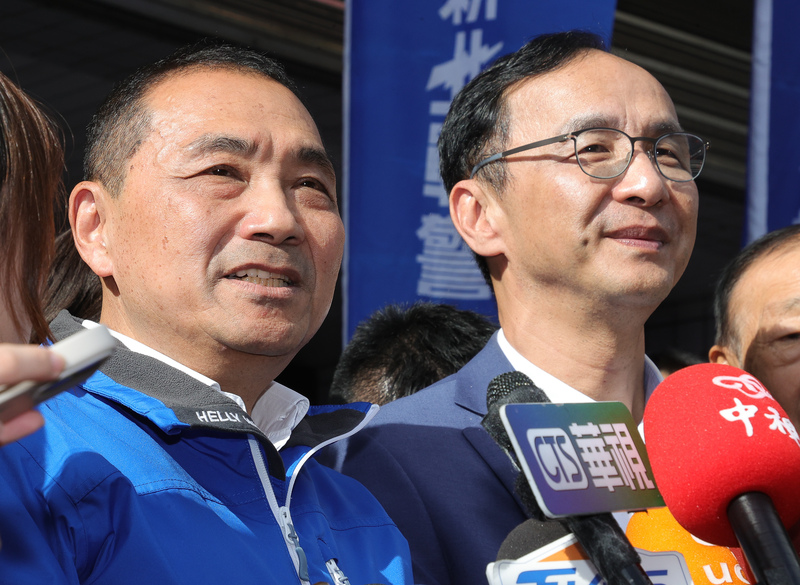 藍白合以民意調查決定總統大選組合，但雙方對誤差範圍認定無共識，再度卡關。國民黨總統參選人侯友宜(左)與黨主席朱立倫(右)18日下午受訪，針對相關議題做出回應。(圖：中央社)