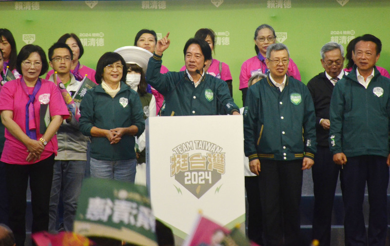 民進黨總統參選人賴清德(前中)18日在雲林出席造勢活動。(圖：中央社)
