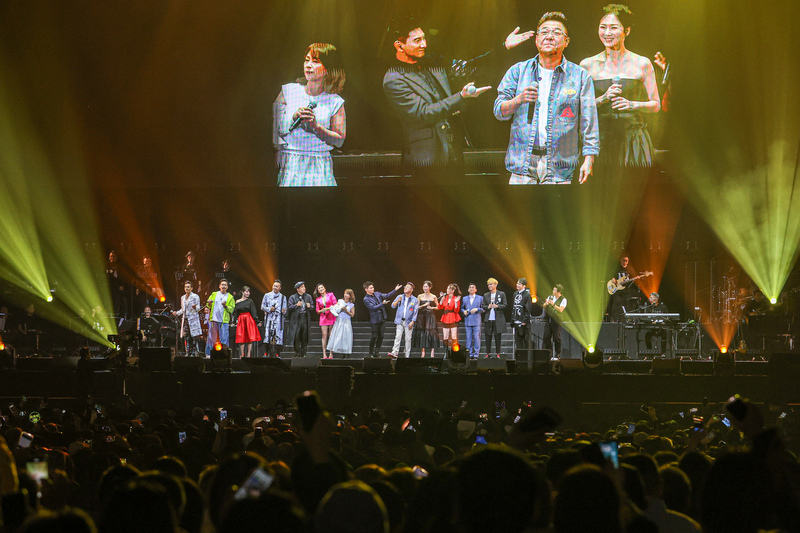 歌手姜育恆（台上前右7）18日晚間在台北小巨蛋舉行演唱會，特別邀請當年開麗娛樂旗下藝人朋友們一起登台合唱，帶領歌迷回憶經典歌曲。(圖：中央社)