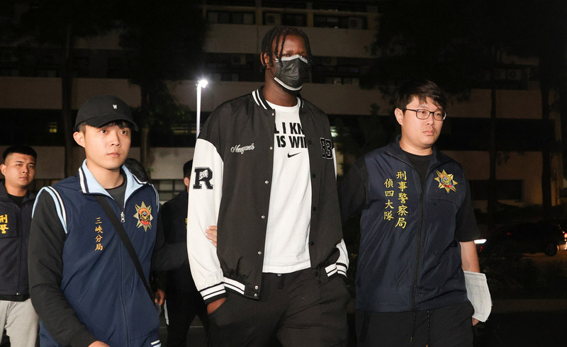 超級籃球聯賽(SBL)假球案風波擴大，裕隆球團18日聲明遭到交保、聲押的球員即刻解除合約。圖為17日晚間警方訊後將球員斑霸(中)等人移送士檢複訊。(圖：中央社)