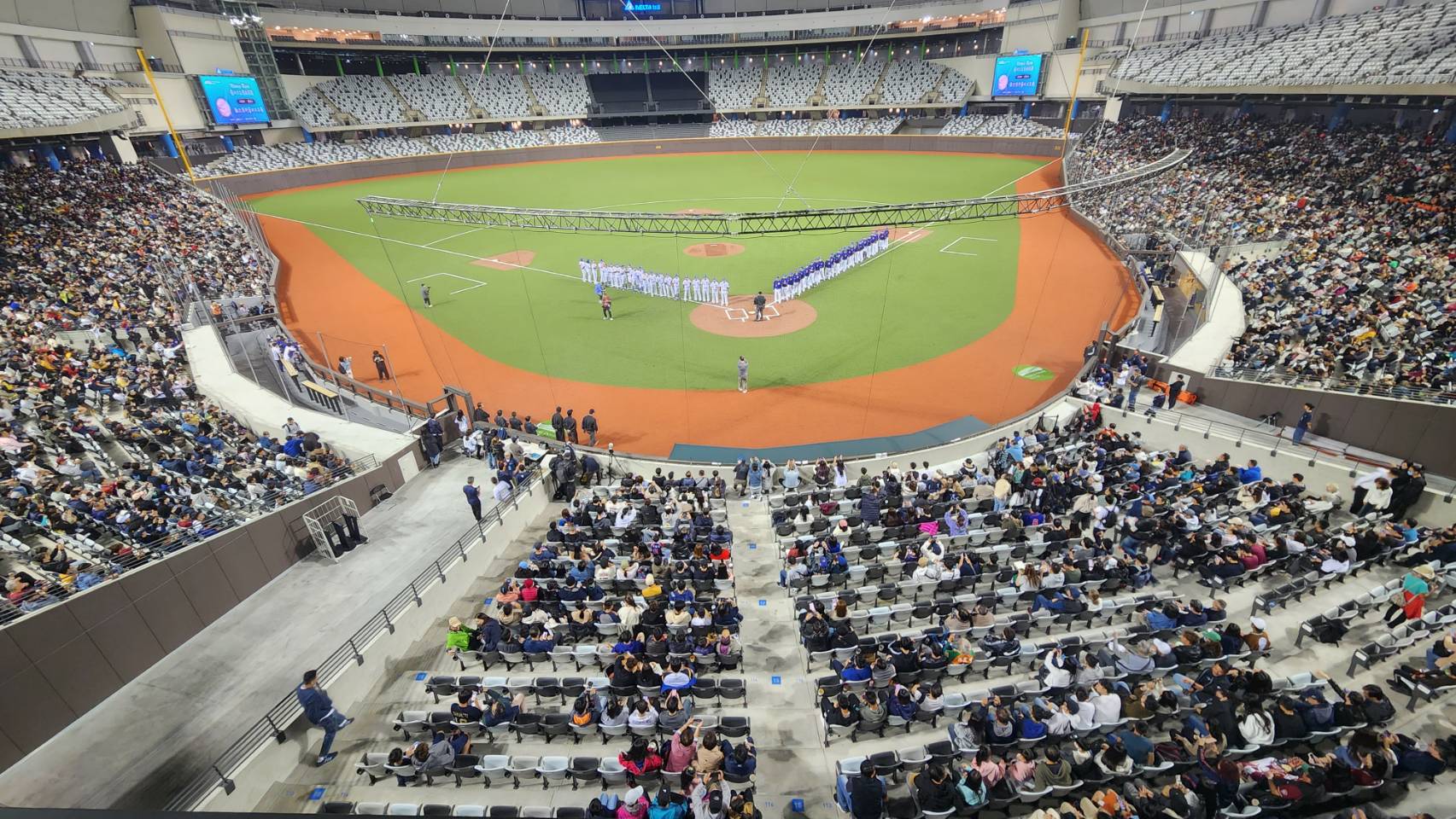 台北大巨蛋18日舉辦萬人測試賽，首度開放1萬3000人入場觀賽。(江昭倫 攝)