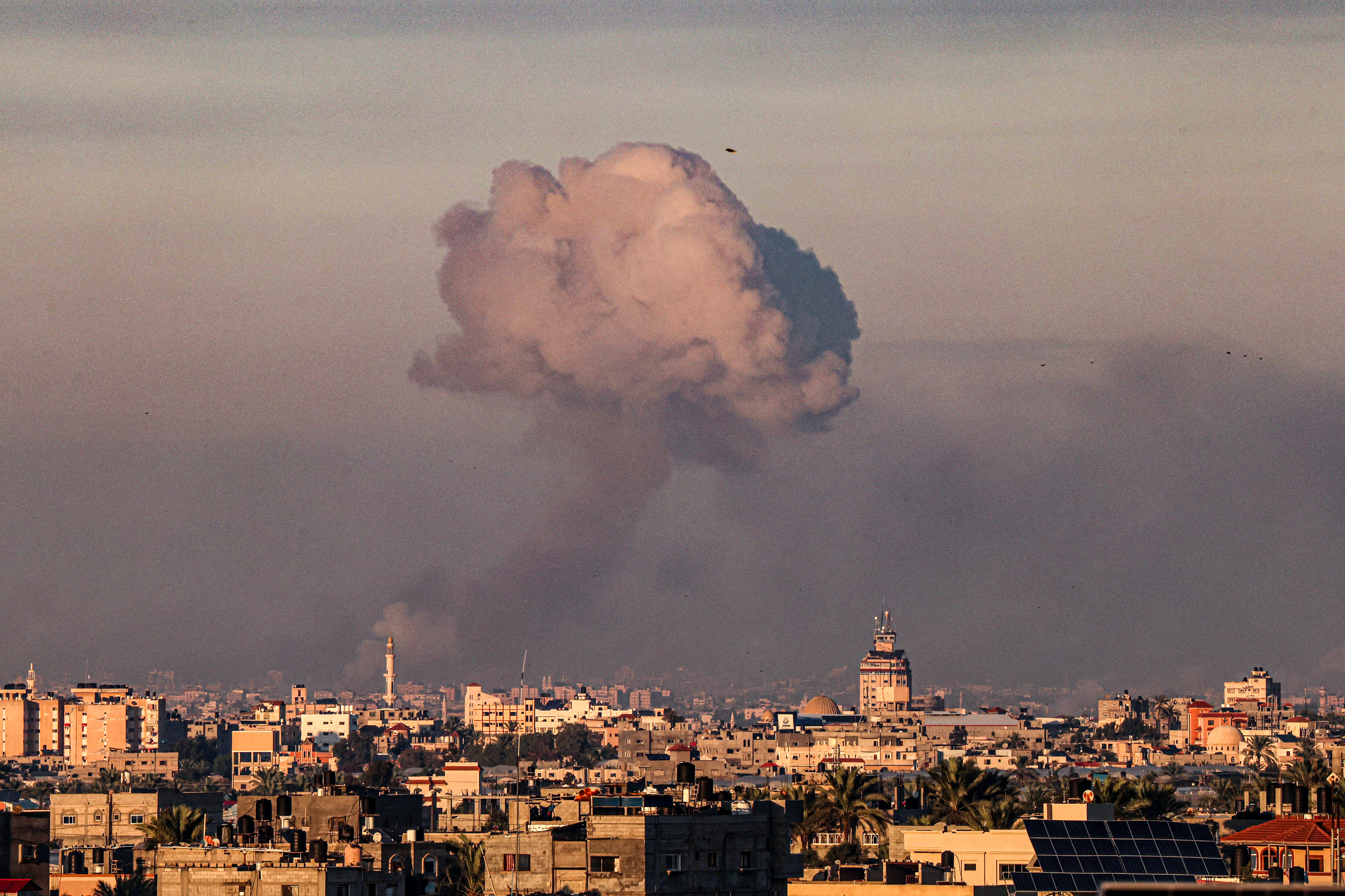 以哈達成停火四天協議以釋放人質。圖為以色列對加薩南部甘尤尼斯(Khan Yunis)發動襲擊時，當地濃煙滾滾。(AFP)