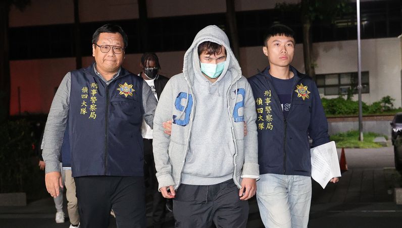 涉簽賭打假球， SBL球員柯旻豪(前中)遭聲押。 (圖：中央社)