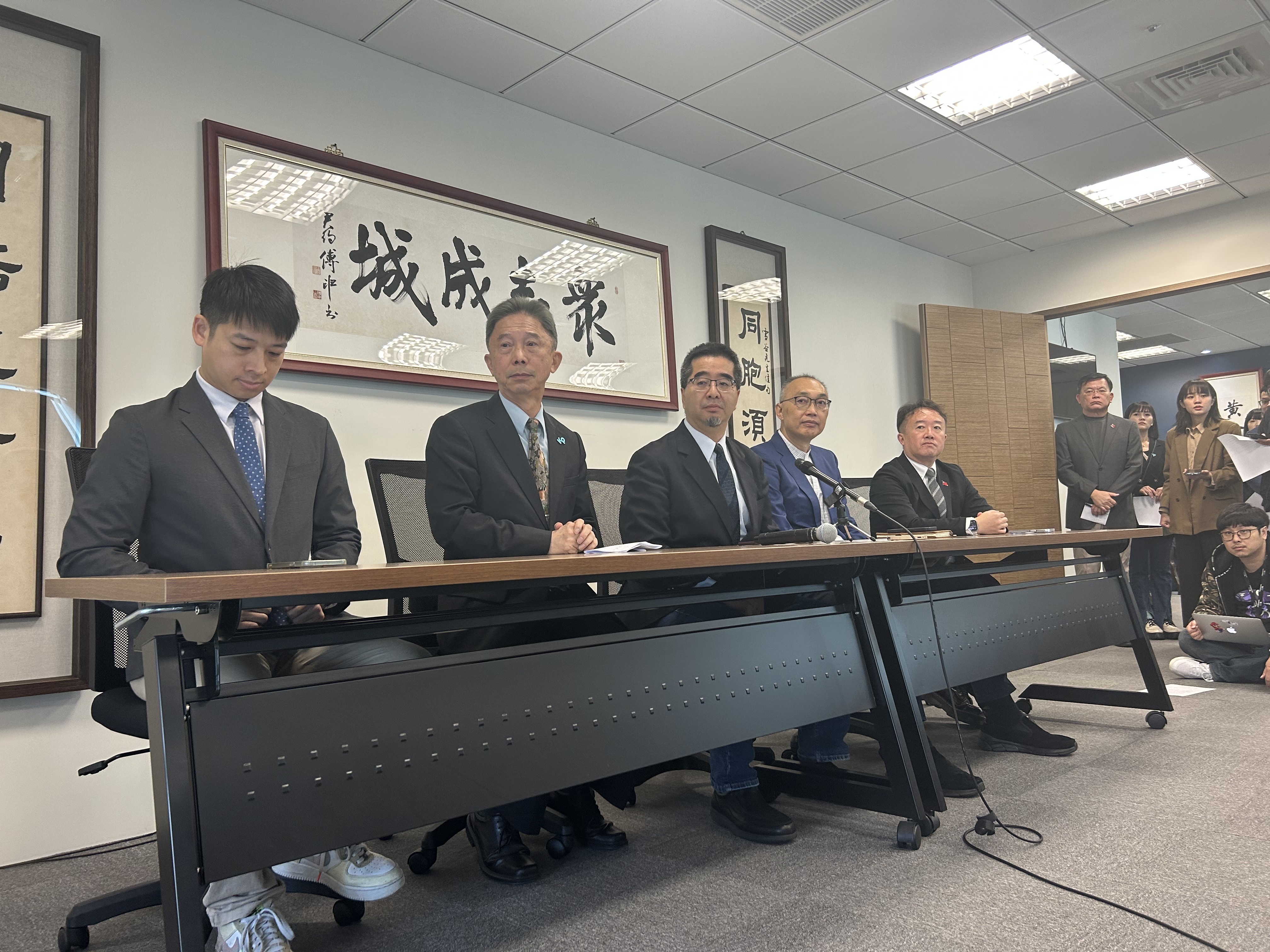 馬英九基金會執行長蕭旭岑(中)18日召開記者會，說明藍白合民調結果。(趙婉淳 攝)