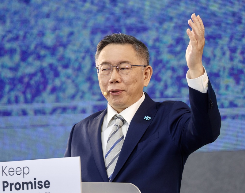 民眾黨主席、總統參選人柯文哲19日強調，「會繼續用台灣民眾黨總統候選人身分拚戰到底」，引發聯想。(圖：中央社)