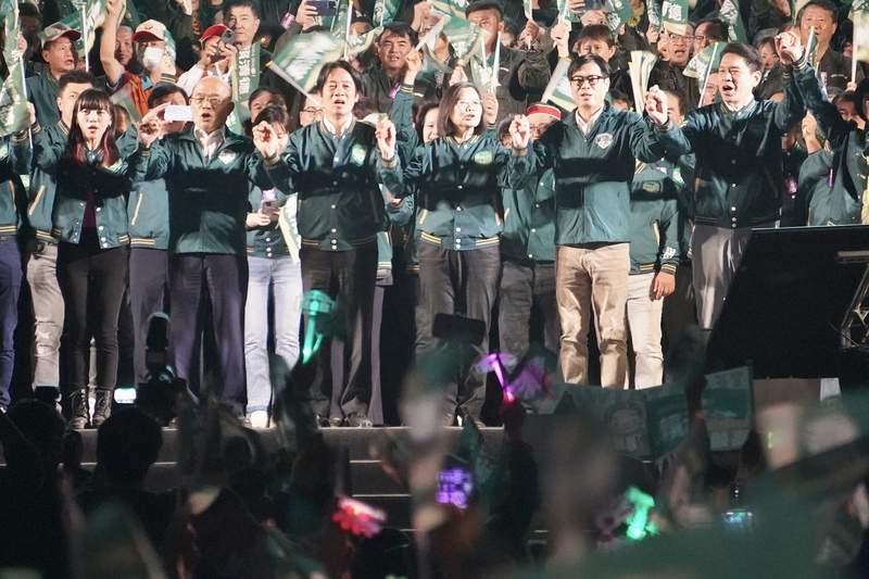 民進黨總統參選人賴清德（前左3）高雄競選總部成立大會19日傍晚於鳳山區舉行，總統蔡英文（前右3）、高雄巿長陳其邁（前右2）、前行政院長蘇貞昌（前左2）現身站台。（圖：中央社）