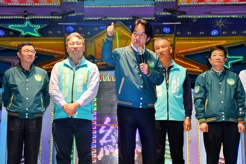 民進黨總統參選人賴清德（中）19日晚間前往桃園市觀音區，為黨籍立委參選人黃世杰（左2）站台。 (圖：中央社)