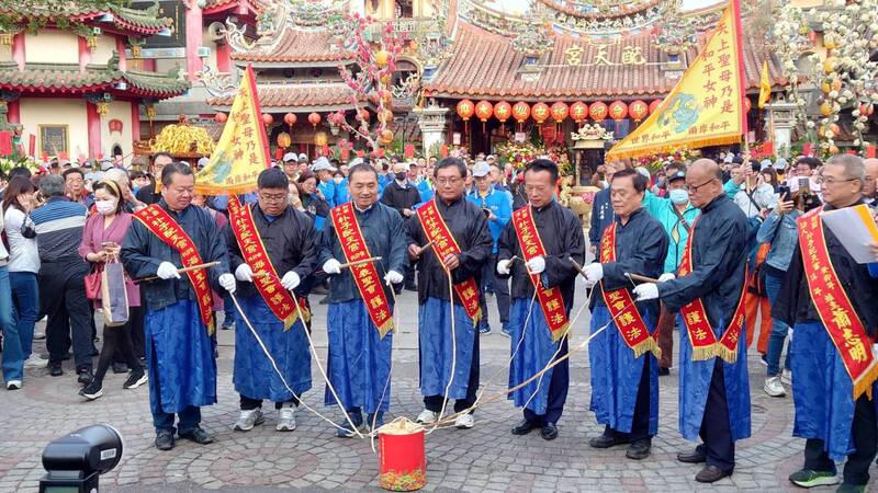 國民黨總統參選人侯友宜（前左3）20日參加嘉義縣朴子配天宮「海表聖會」遶境活動，與嘉義縣長翁章梁（前左5）等人一同點燃起馬炮。 (圖：中央社)