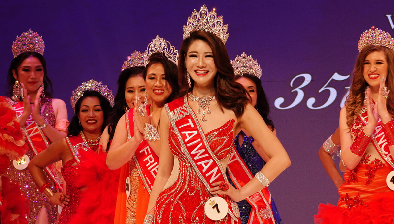 20歲台裔女生張芳瑜（Tiffany Chang）18日拿下第35屆美國亞洲小姐（Miss Asia USA）后冠，身上披著彩帶寫著台灣。 (圖：中央社)
