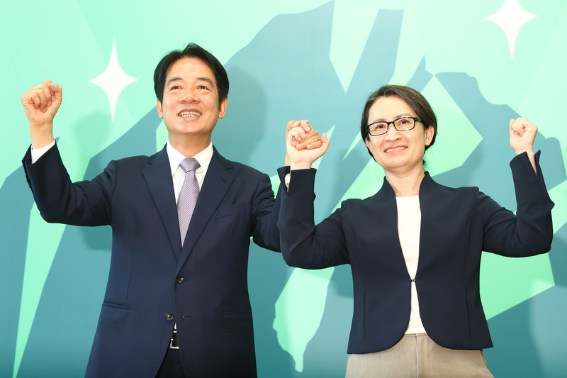 民進黨總統參選人賴清德20日在台北競選總部宣布，與前駐美代表蕭美琴成為參選2024總統大選的競選搭檔。(圖：中央社)
