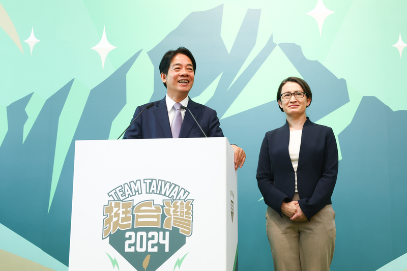 民進黨總統參選人賴清德20日在台北競選總部召開記者會，宣布副手為駐美代表蕭美琴，「賴蕭配」亮相，2人一同接受媒體訪問。(圖：中央社)