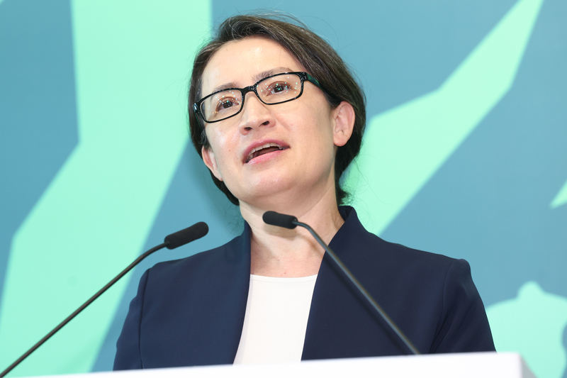 蕭美琴表示，她會帶著過去每一個位置、崗位上的歷練，及對國家的使命，為台灣做更多、讓台灣民眾走更遠，謝謝賴清德及民眾對她的信任，願意在她的肩膀上託付更沉重責任，也感謝總統蔡英文的鼓勵祝福，「挺台灣我責無旁貸」。(圖：中央社)