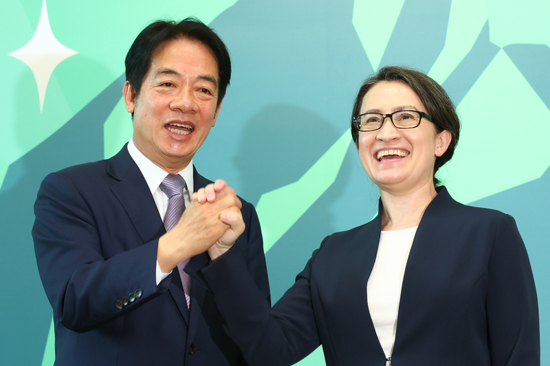 民進黨總統參選人賴清德(左)20日正式公布副手為蕭美琴(右)後，競選團隊也隨即推出賴清德首支電視廣告。(圖：中央社)