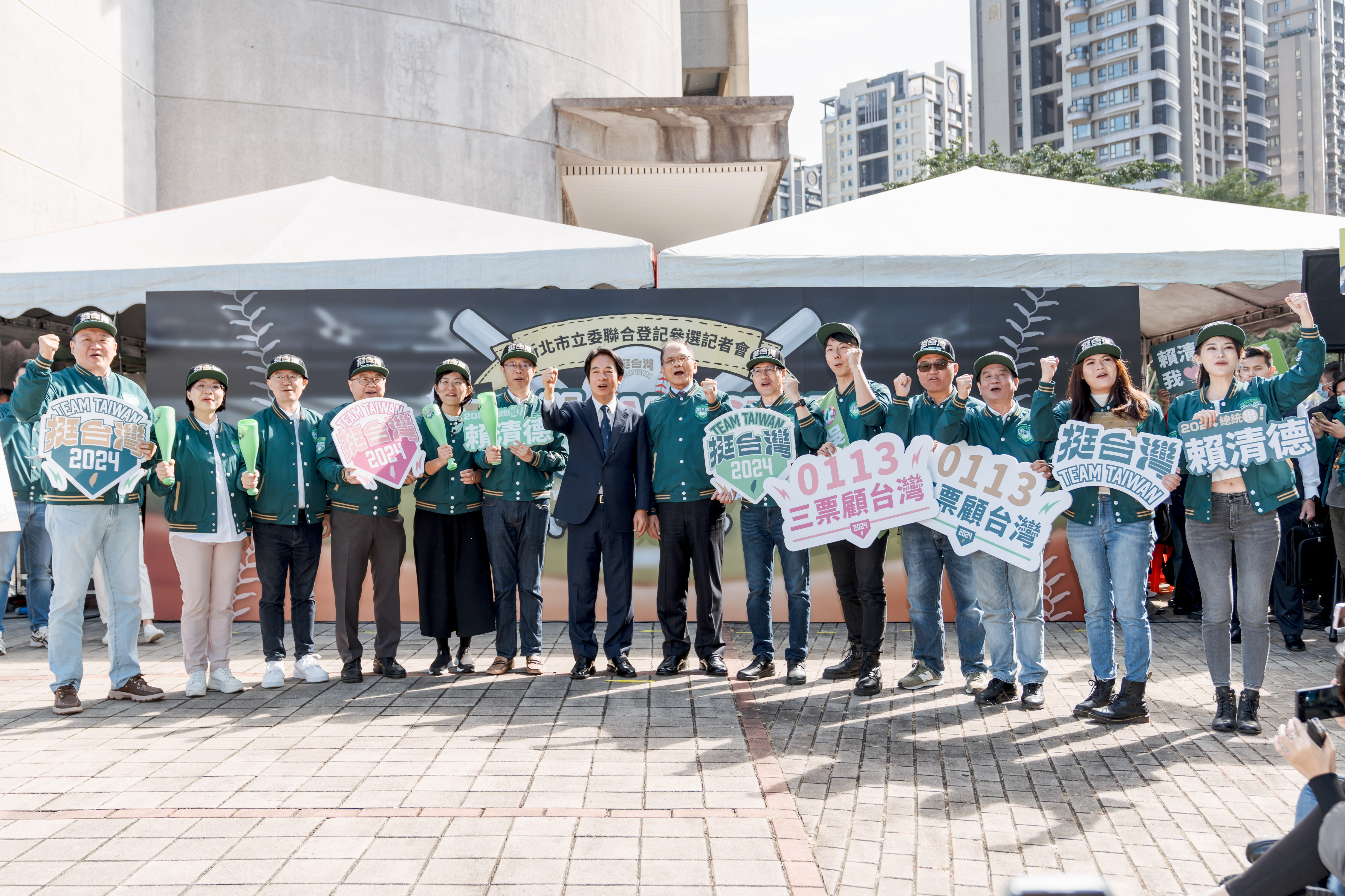民進黨總統參選人賴清德(中左)、立法院長游錫堃(中右)20日陪同民進黨提名的12名新北市立委參選人聯合登記。(賴競辦提供)