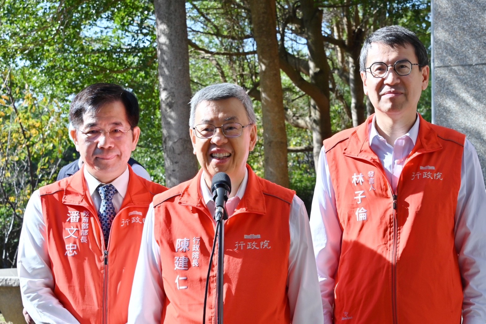 針對醫事人員上街爭取權益，行政院長陳建仁(中)20日受訪時表示相關部會將研議精進措施，提供醫療人員更安全、合理的工作環境。(行政院提供)
