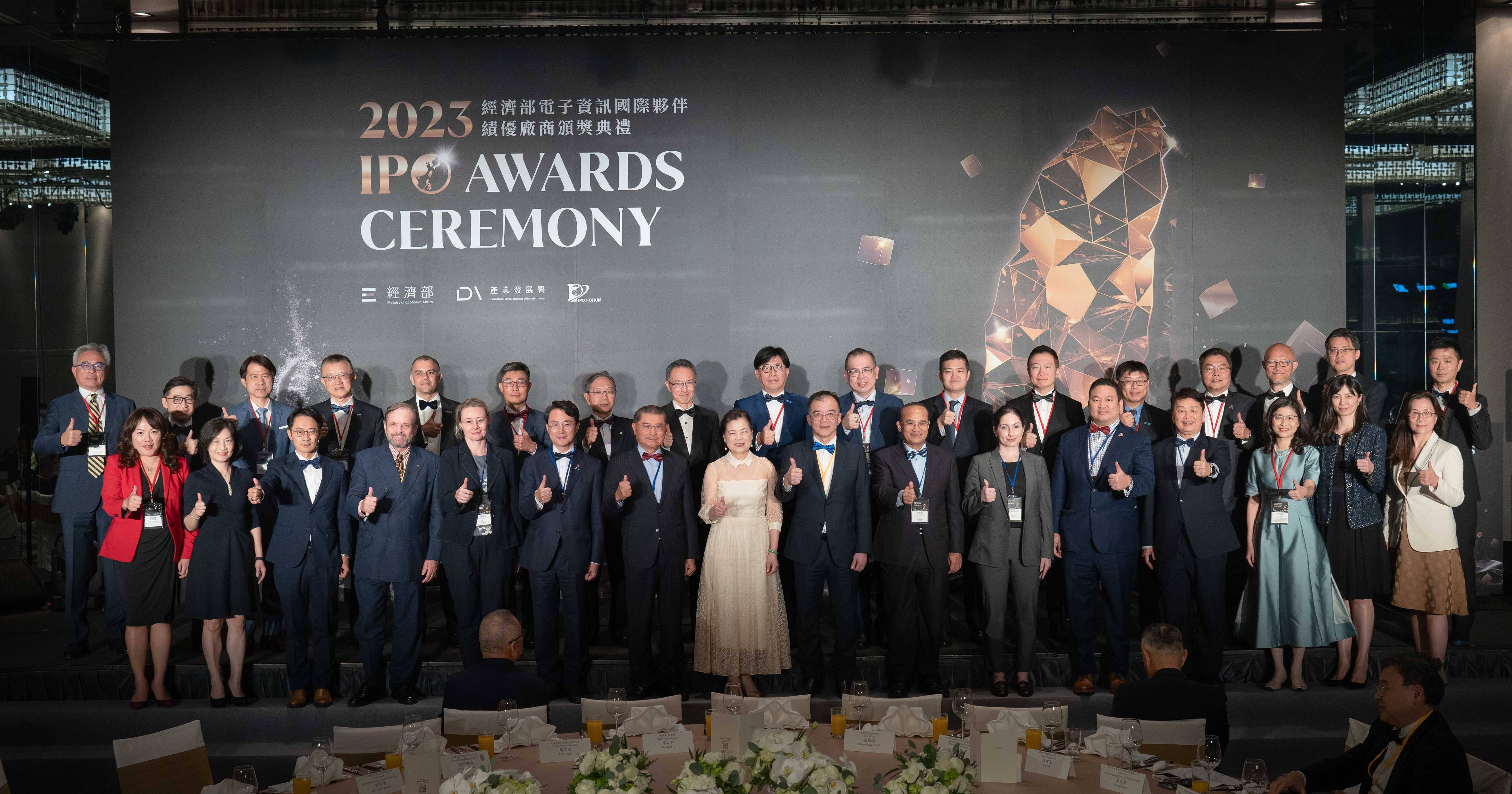 經濟部王美花部長與2023經濟部電子資訊國際夥伴績優廠商獎項代表合影。(圖:經濟部)