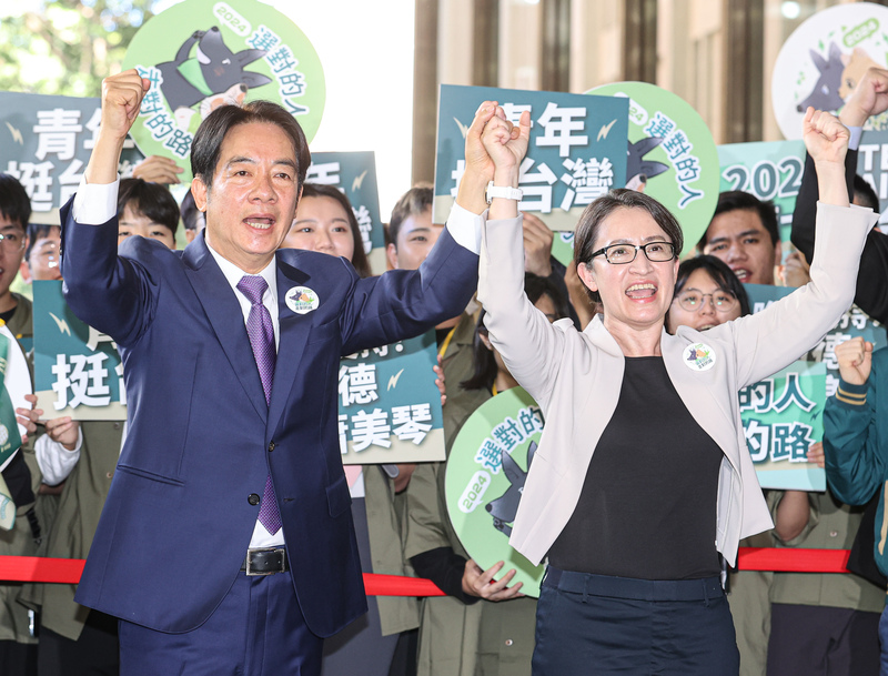 民進黨總統參選人賴清德(前左)與副手蕭美琴(前右)21日上午赴中選會登記參選，兩人完成登記後一同舉手喊聲，為選情造勢。(圖：中央社)
