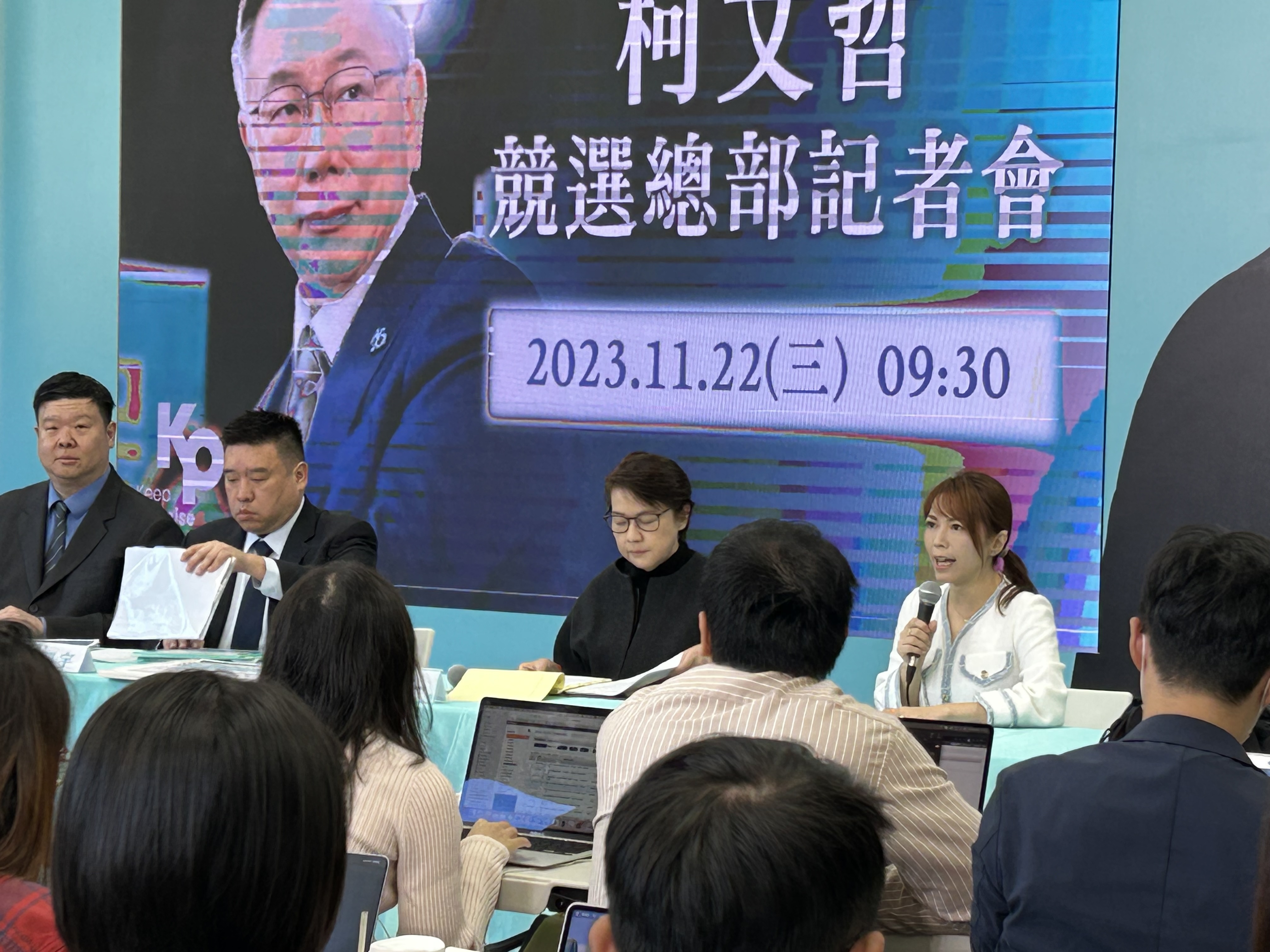 民眾黨總統參選人柯文哲競選辦公室總幹事黃珊珊，22日再邀2位專家學者分析，並表示如果藍白爭點沒解決，重新檢視9份民調也沒有幫助。(林詠青 攝)