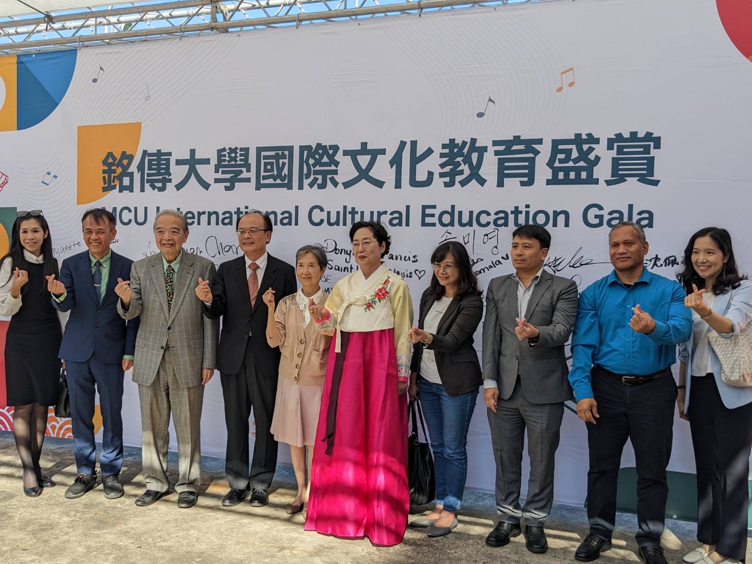 銘傳大學今天(22日)舉辦「國際文化教育盛賞會」，教育部高等教育司副司長梁學政、銘傳大學全球教育系統總校長李銓、現任校長李選士以及前任校長沈佩蒂等人都出席盛會。(陳念宜 攝)