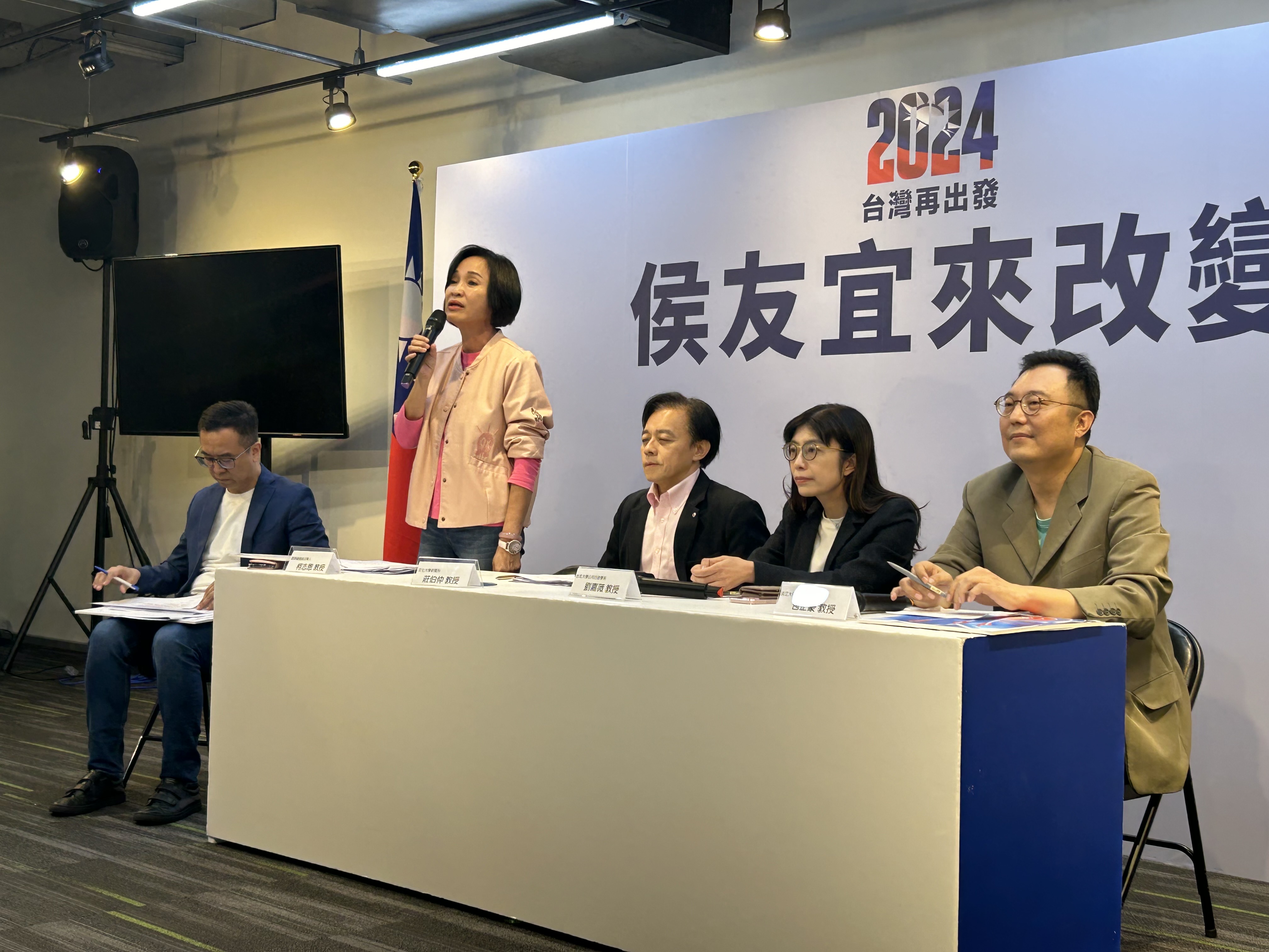 侯友宜競選辦公室今天偕同學者專家召開「回應民眾黨重新審視民調記者會」。(趙婉淳 攝)