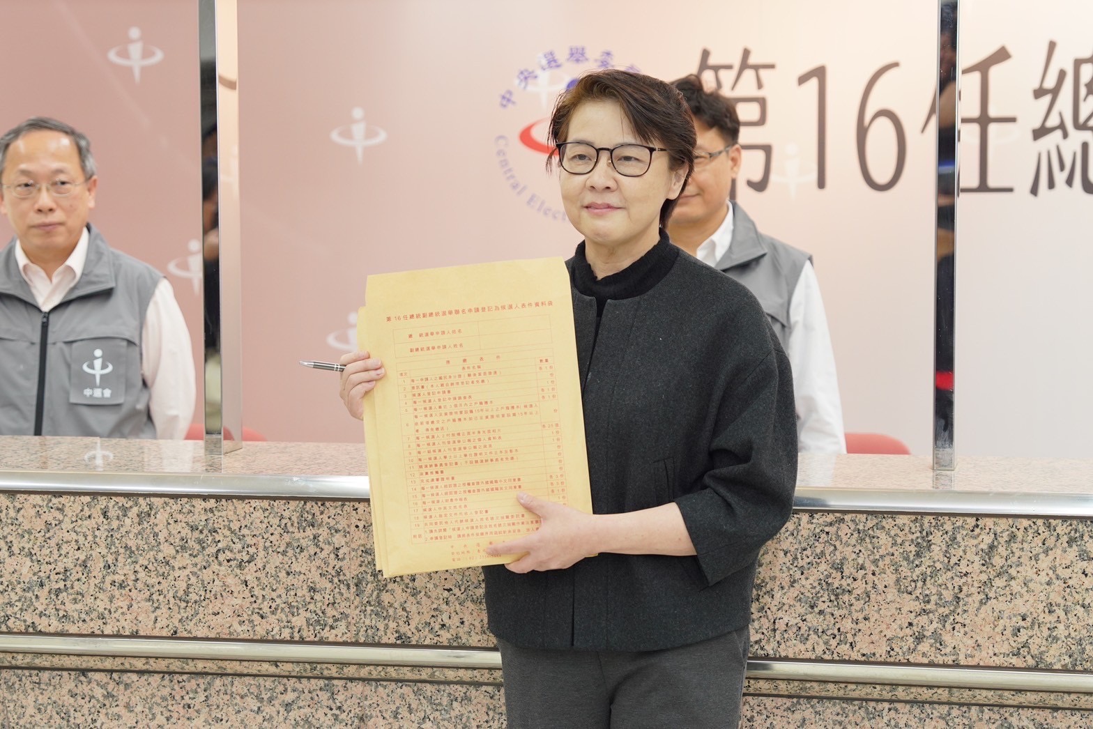 民眾黨總統參選人柯文哲競選總幹事黃珊珊22日下午代柯文哲前往中選會領表。(柯辦提供)
